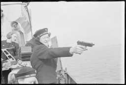 Marinelotter, matros von Hanno skyter pistol. Fotograf ukjent.