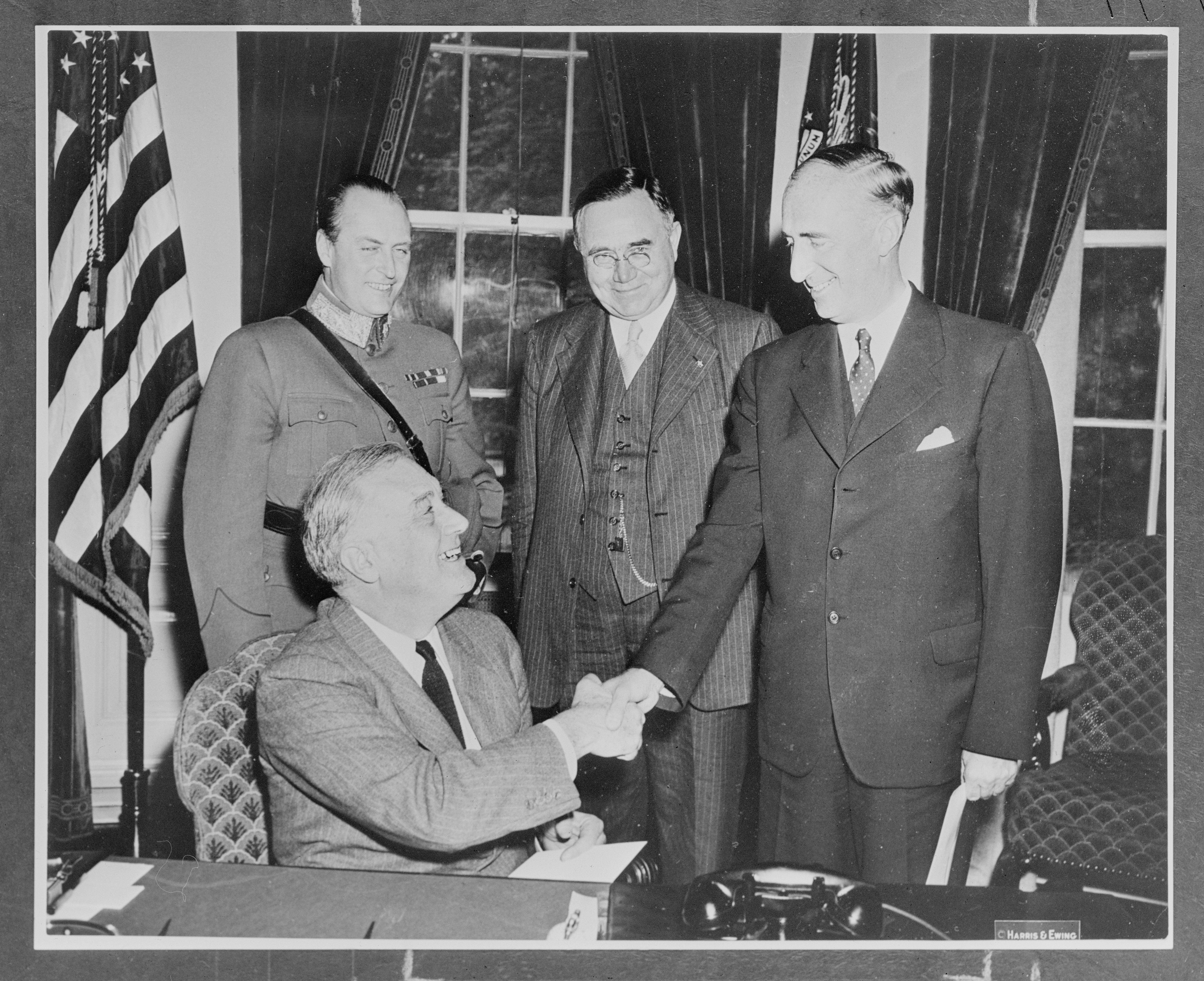 Foto av Kronprins OIav, statsminister Nygaardsvold og ambassadør Morgenstierne hos president Roosevelt