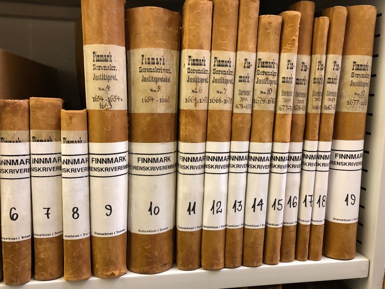 Justisprotokoller i hyllene