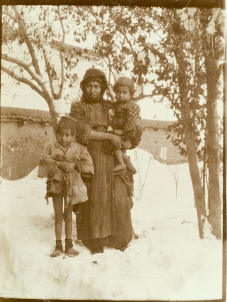 Enken Wartuhi Bedrossian, "Enkealbumet" (Witwen in Musch). Dette albumet er en kladdebok med innklebede bilder, sannsynligvis ført av tysk misjonær B. von Dobbeler eller hans kone, som representerte Deutscher Hülfsbund i Musch samtidig med Bodil Biørn. Teksten gir opplysninger om enkenes navn, hvor mange barn de har og oftest hvilken skjebne ektemennene fikk. Enkenes "pleieforeldre" (Pflegeeltern) i Tyskland viser til et system med fjernadopsjon.