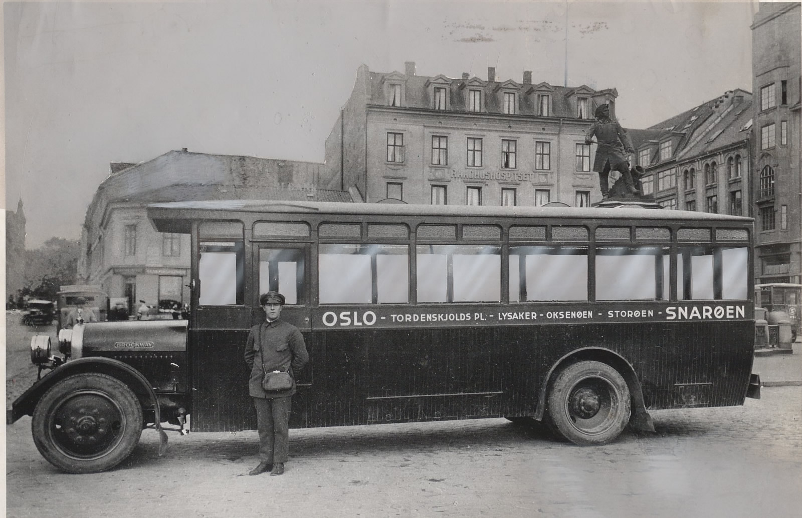 Selskapets første sjåfør i 1927 med nyervervet buss