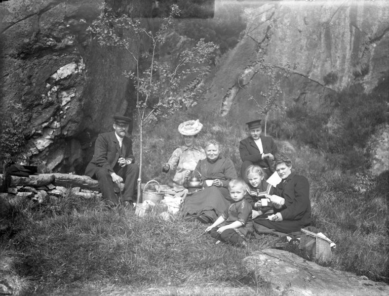 FamFigur 1 Fra venstre sitter Severin Malmin, Andrea Malmin, Rakel Andersen og ukjent mann og kvinne helt til høyre. Nedenfor dem sitter Astrid M