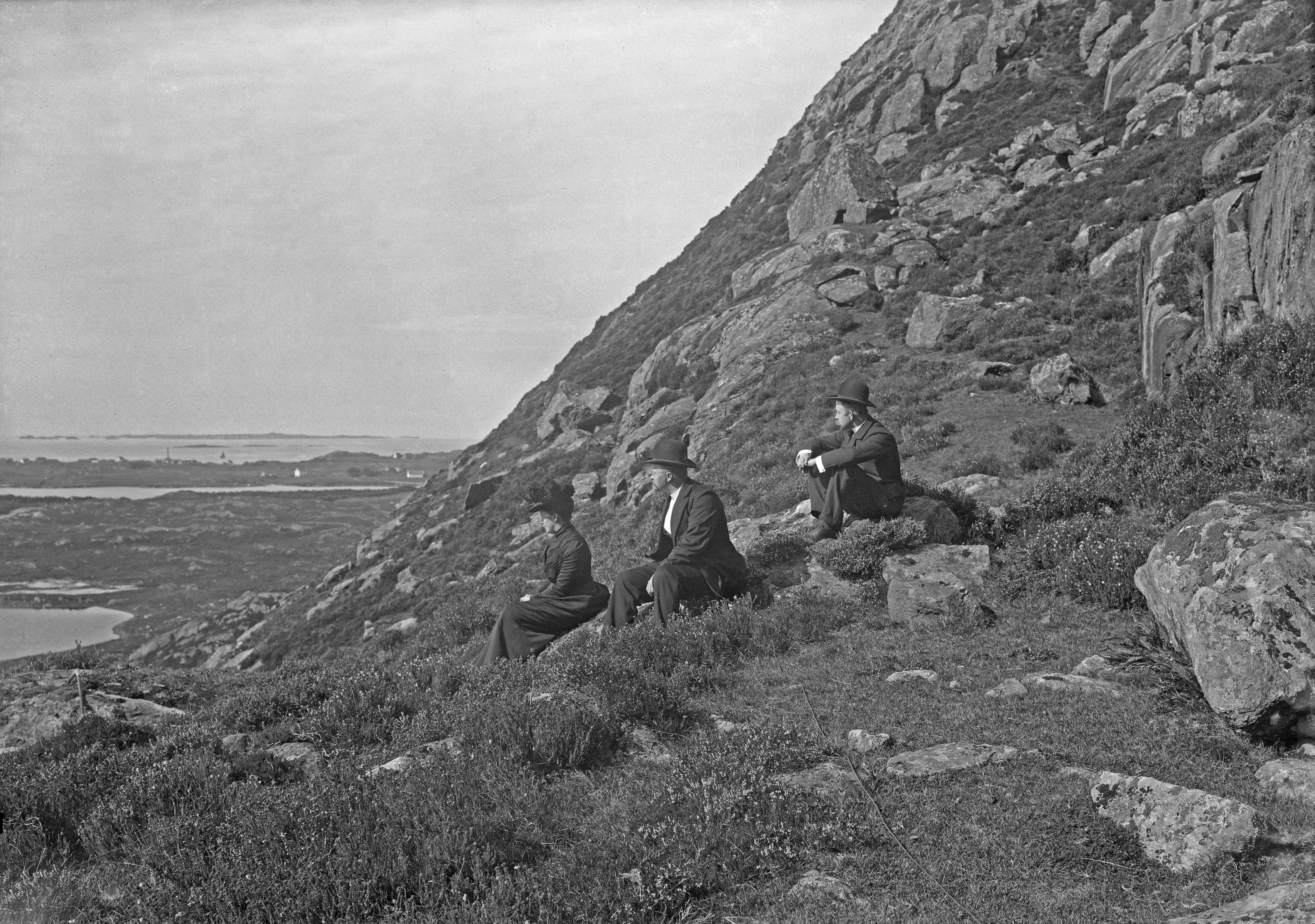 Figur 2 Andrea og Severin beundrer utsikten fra Orkjå til Haugesund, øyene og havet sammen med ukjent mann helt til høyre.