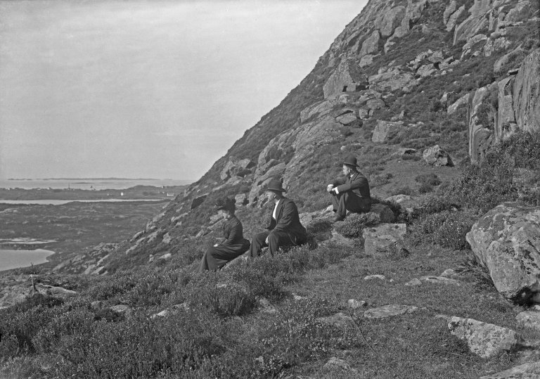 Figur 2 Andrea og Severin beundrer utsikten fra Orkjå til Haugesund, øyene og havet sammen med ukjent mann helt til høyre.