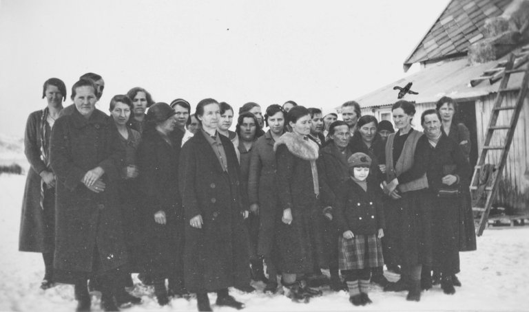 Den nystiftede tuberkuloseforeningen på Karlsøy, bildet er tatt på Gamnes. Lederen er markert med et kryss. Ga 1 Reisedagbøker, reisesøstre: Søster Dikka Bruu, 1934