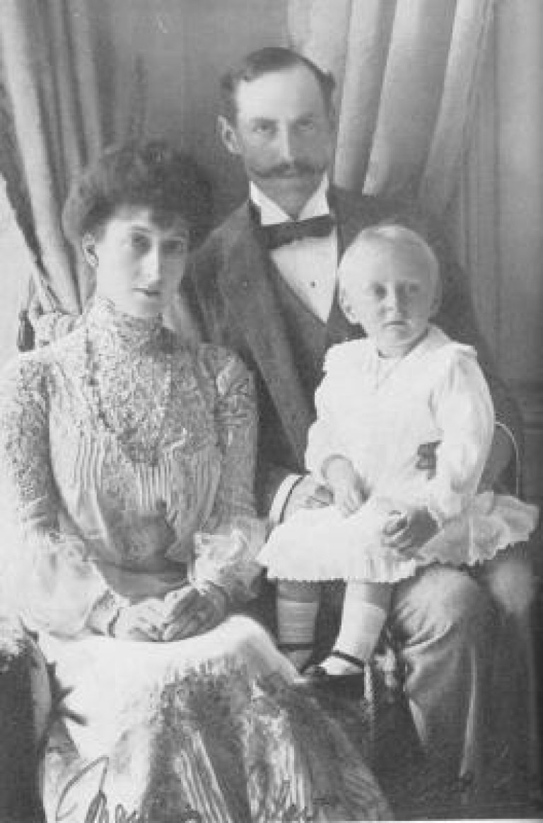 Kongefamilien straks før avreisen fra København 1905. (Gjengitt i Fritz Wedel Jarlsberg 1905. Kongevalget.)