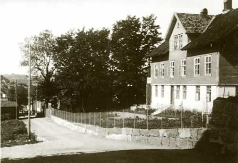 Egersund sykehus stod ferdig sommaren 1880 og vart utvida i 1921. Biletet viser bygningen slik han såg ut etter 1921. Sjukehuset heldt til her på Damsgård like til det vart flytta til nybygget på Lagård i 1975, som avdeling Eigersund sjukehus under Sentralsjukehuset i Rogaland. Foto: S. Larsen. Dalane Folkemuseum.