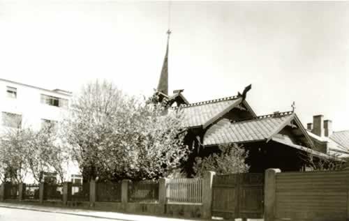 St. Svithun katolske menighet etablerte seg i Stavanger i 1894 og vigsla både ny kyrkje og sjukehus i 1898. Biletet frå rett etter 1950 viser San Fransiscus Hospital i Stavanger til venstre og den vesle kyrkja i dragestil før ho vart ombygd i 1950-åra. Dette katolske sjukehuset var eit spesialsjukehus for øyre-, nase- og halslidingar. Foto: O. A. Ellingsen. Statsarkivet i Stavanger.