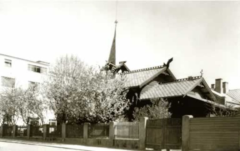 St. Svithun katolske menighet etablerte seg i Stavanger i 1894 og vigsla både ny kyrkje og sjukehus i 1898. Biletet frå rett etter 1950 viser San Fransiscus Hospital i Stavanger til venstre og den vesle kyrkja i dragestil før ho vart ombygd i 1950-åra. Dette katolske sjukehuset var eit spesialsjukehus for øyre-, nase- og halslidingar. Foto: O. A. Ellingsen. Statsarkivet i Stavanger.