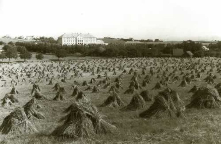 I september 1927 kunne Rogaland fylkeskommune ta i bruk det nye Rogaland Sjukehus på Våland. Den store, moderne murbygningen låg landleg til utafor byen. Foto: H. Johannessen. Statsarkivet i Stavanger.
