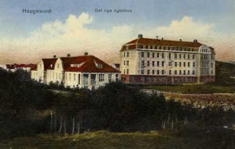 Det nye Haugesund Sykehus med eigen epidemibygning (til venstre) stod ferdig 1924, men før 1945 var berre ein av etasjane i bruk. Den store, fire-etasjes murbygningen hadde full kjellaretasje og var ikkje ulik Rogaland Sjukehus frå 1927. I dag er begge desse store bygn-ingane omkransa av nybygg. Foto: Postkort 1924, ved Nils Sund, Karmsund Folkemuseum.