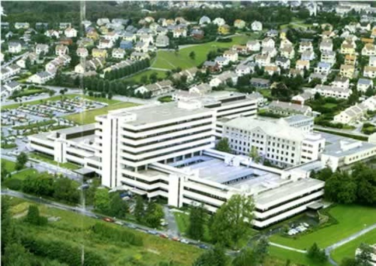 Sentralsjukehuset i Rogaland (SiR) er i dag hovudsenter for Helse Stavanger HF. Totalt har Helse Stavanger HF om lag 5 300 tilsette. Yrkesgruppene spenner frå legar og sjukepleiarar til radiografar, bioingeniørar og miljøarbeidarar. I dag finst det om lag 130 ulike yrkesgrupper i organisasjonen. Denne store helseorganisasjonen er også den største arbeidsgjevaren i distriktet.