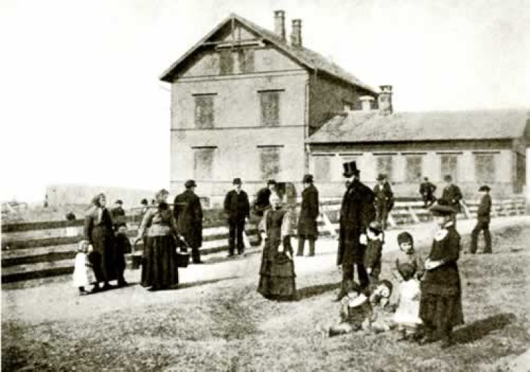 Etter etableringa i 1889 heldt det første kommunale sykehuset i Haugesund til i to leigerom i den to-etasjes trebygningen til Vårsildavgiftsfondets sykehus.