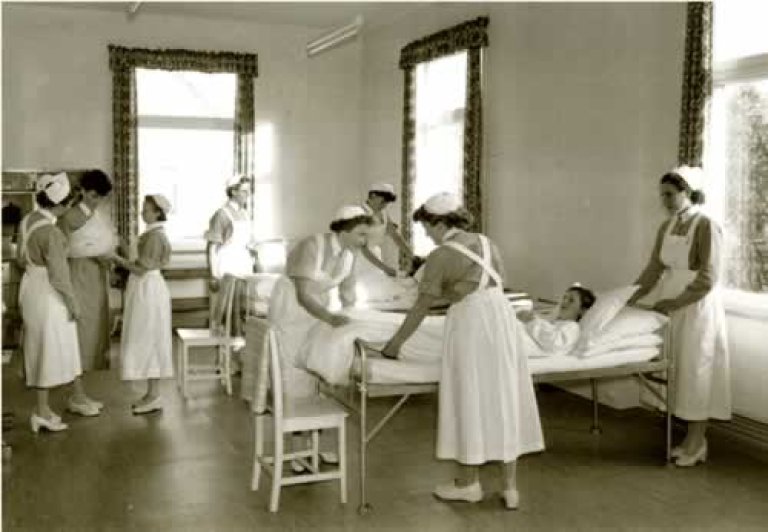 Frå Stavanger Sanitetsforenings sykepleieskole. Foto: W. Eide. Stavanger Sanitetsforenings arkiv. Statsarkivet i Stavanger.
