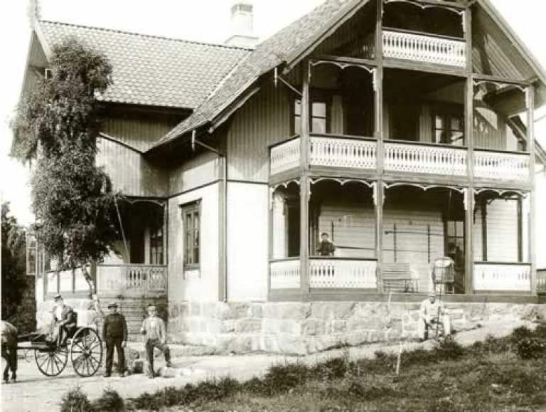 Dei mange sanitetsforeningane og andre private foreiningar engasjerte seg sterkt i tuberkulosearbeidet etter 1900. Her ser me sanatoriet eller rekonvalesensheimen ”Sportsheim” på Fjermedal i Bjerkreim som styret for Stavanger Tuberkulose-fond kjøpte av legatmidlar i 1904. Heimen hadde plass til 17 pasientar frå Stavanger. Foto: E. H. Torjusen. Dalane Folke-museum.