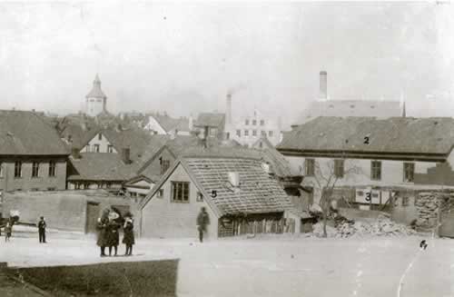 Biletet viser bygningskomplekset på St. Petersgjerde etter at rivinga hadde teke til i 1897. Valberg-tårnet ruvar i bakgrunnen. Bygningane er: Arbeidsanstalten (1), sjukehuset (2), sinnsjukeasylet (Dollhuset) (3) , Spindhuset/hospitalet (4) og vaktmeisterbustaden (5). Restar av det gamle steingjerdet viser til høgre. Foto: Ukjend. A. Bærheim sitt arkiv. Statsarkivet i Stavanger.