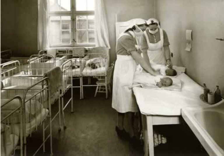 Kvinne-klinikken låg også på eigedomen til sanitetsforeninga i Madlaveien 13. Foto: W. Eide. Stavanger Sanitetsforenings arkiv. Statsarkivet i Stavanger.