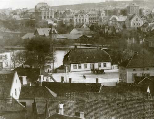 Radesykehuset i Stavanger vart etablert etter kongeleg direktiv i 1773. Biletet viser huset kort tid før det vart rive i 1907. Foto: Ukjend. G. Wareberg sitt arkiv. Statsarkivet i Stavanger.