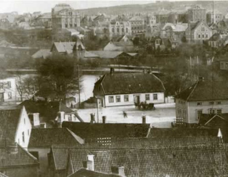 Radesykehuset i Stavanger vart etablert etter kongeleg direktiv i 1773. Biletet viser huset kort tid før det vart rive i 1907. Foto: Ukjend. G. Wareberg sitt arkiv. Statsarkivet i Stavanger.