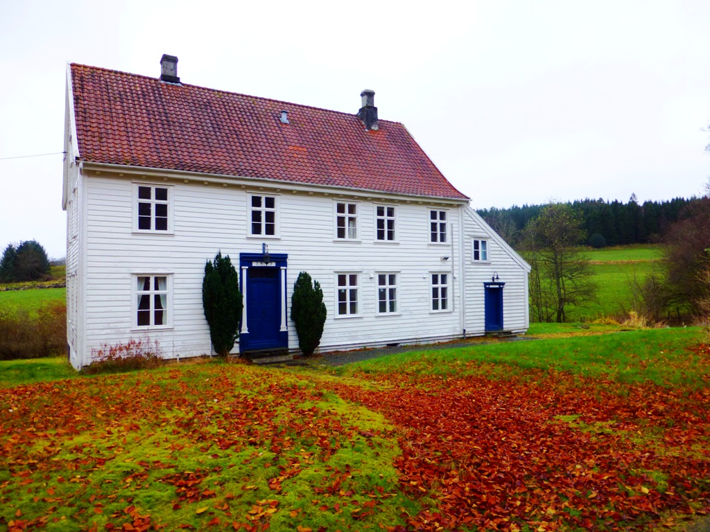 Jelsa prestegard var heimen til familien Vedøe i åra 1837 – 1848. Hovudbygningen på dette fotografiet vart reist i 1843. Det vert fortalt at Augusta ”teikna” huset. Ho ville gjerne ha ein to-etasjes bygning som ho var van med heime på prestegarden i Eidsvoll. Foto: L. Risa, november 2012. Statsarkivet i Stavanger.