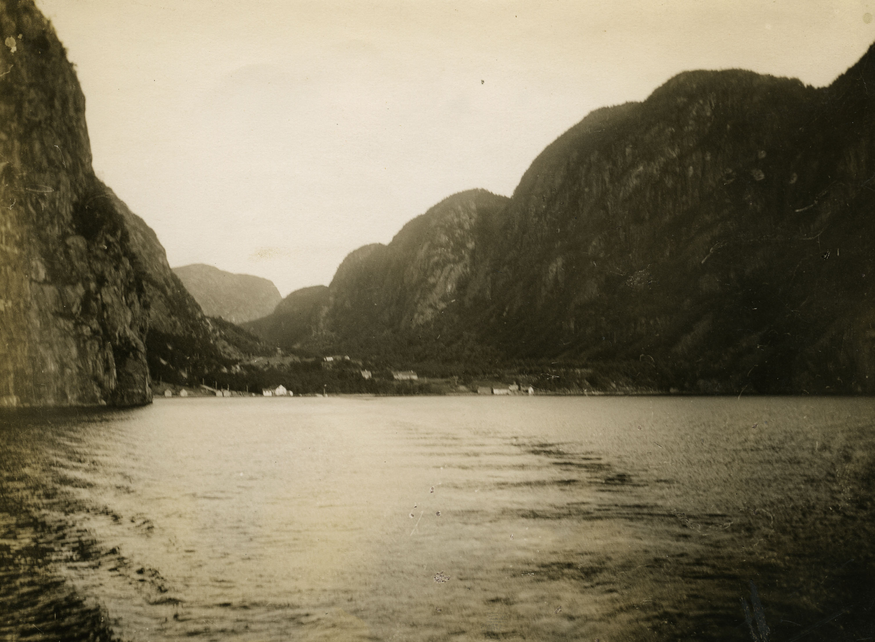 Frå Tytlandsvik med vegen ut i Ryfylke-riket for Helga og andre haugianarar på vandring og talarferd. Foto: Johan N. Figved, ca. 1932. Privatarkiv nr. 135, Stavanger Turistforening. Statsarkivet i Stavanger.