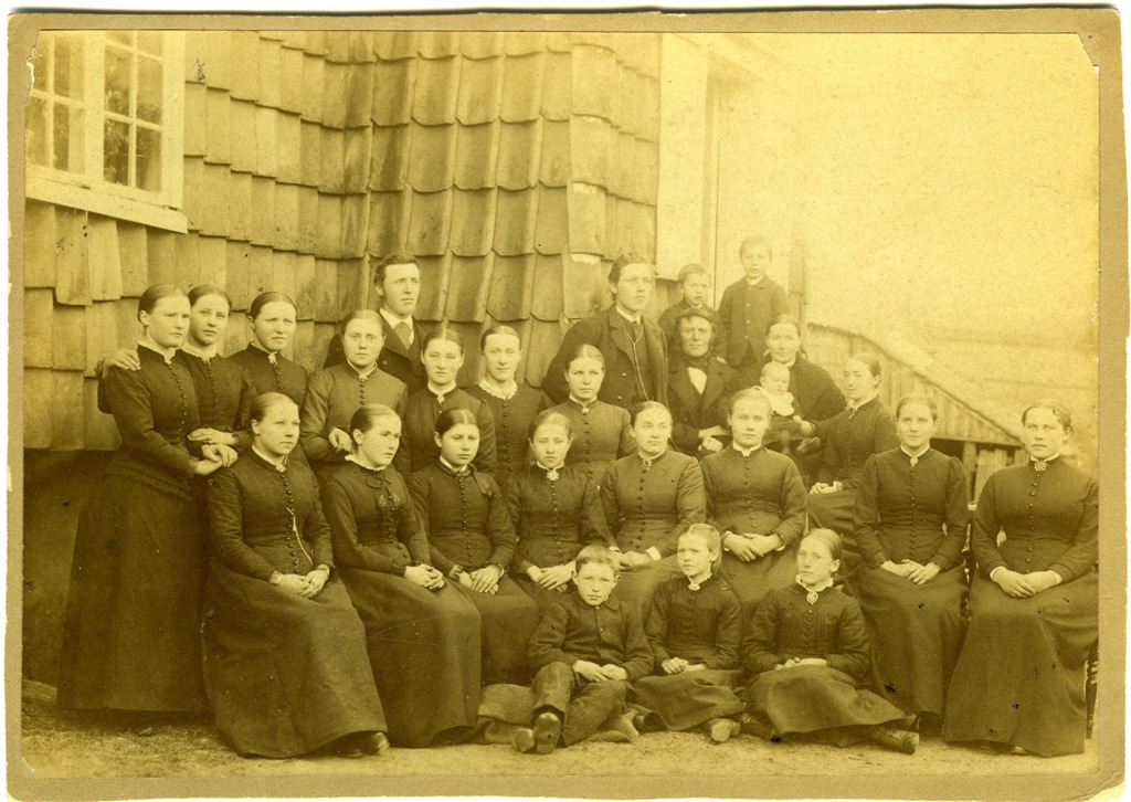 Fotografen som tok bilete av familien Aasland, tok også eitt av dei saman med det tredje elevkullet ved skulen, til avslutninga i 1885. Foto: Ukjend. Privat fotosamling, Statsarkivet i Stavanger.