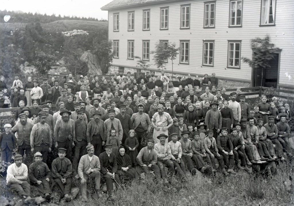 Arbeidsstokken ved ullvarefabrikken utanfor den store arbeidarboligen, Storahuset