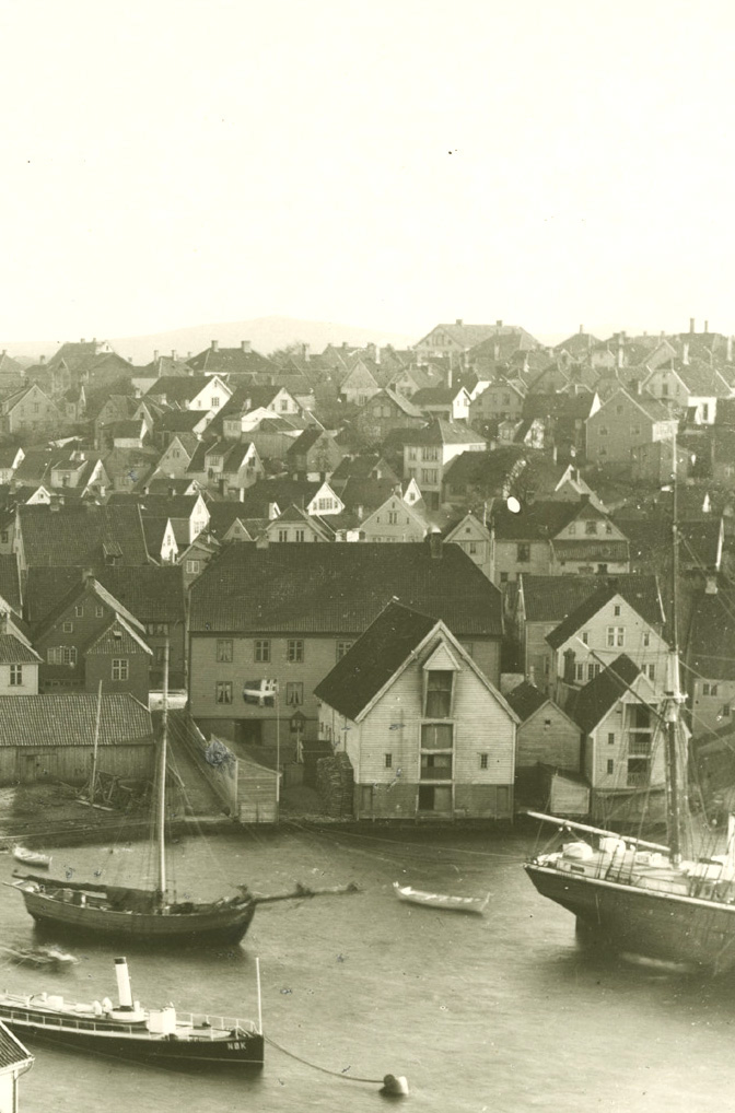 Bildet er tatt ikke lenge før 1905. Unionsflagget vaier i vinden foran Rosenkildehuset. Kilde: Fotograf ukjent. Statsarkivet i Stavanger, Anders Bærheims privatarkiv.