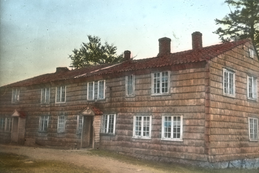 Hovudhuset på gardsbruket Lindland på Åsland i 1933. Det store huset var kledd med panner frå eige teglverk. Dette vart heimen til Marta Maria etter at ho gifta seg 16 år gamal. Foto: Otto Floor. Fotosamling etter Kristian Bærheim, Statsarkivet i Stavanger.