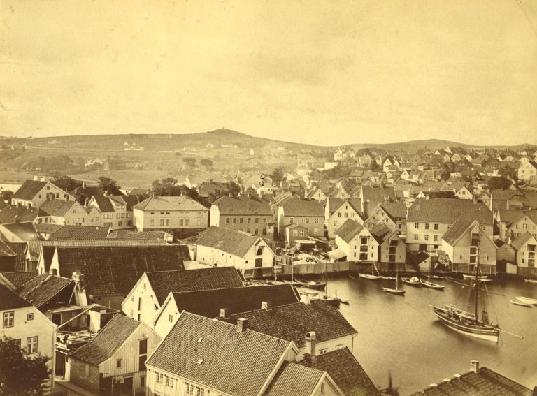 Bildet viser indre del av Vågen sett fra Valbergtårnet i 1867. Rosenkildehuset i Nedre Strandgate 11 er andre hus fra høyre i dette bildet, delvis skjult bak et tre-etasjes sjøhus. Nabolaget bestod stort sett av betydelige kjøpmannsfamilier.