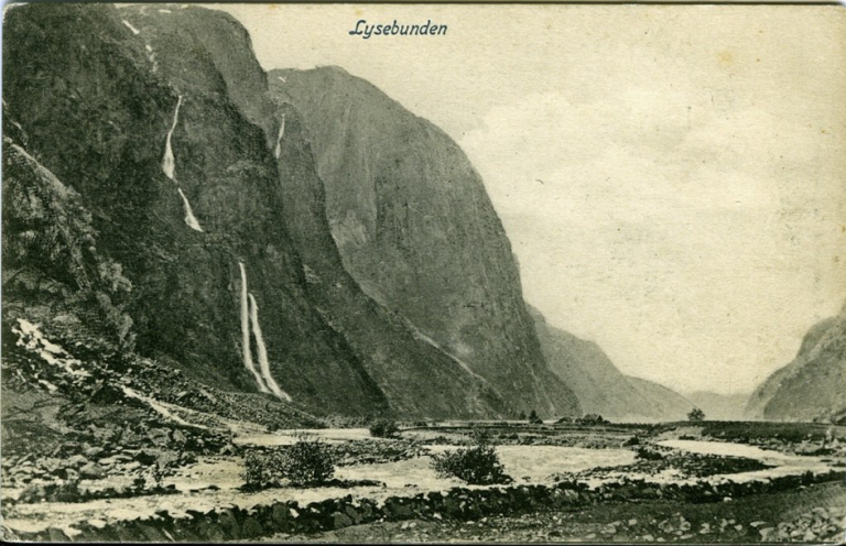 Dette kortet frå Lysebotnen er eitt av dei aller første frå Lysefjorden og frå om lag 1905. Dette var før Preikestolen vart eit kjent turistmotiv. Foto: Hannchen Jacobsen. Privatarkiv nr.1479, Statsarkivet i Stavanger.