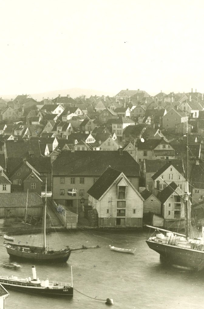 Bildet er tatt ikke lenge før 1905. Unionsflagget vaier i vinden foran Rosenkildehuset. Kilde: Fotograf ukjent. Statsarkivet i Stavanger, Anders Bærheims privatarkiv.
