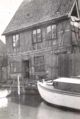 1. Arbeiderbolig ved Akerselva i Oslo. Idyllisk, eller rått og kaldt?