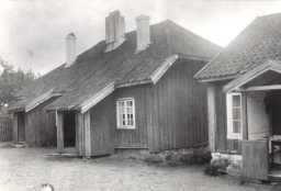 5. Arbeiderbolig for to familier ved Eidsfoss jernverk. Noen av de større fabrikkene kunne tilby arbeiderne boliger som en del av lønnen. Disse jobbene var veldig populære.