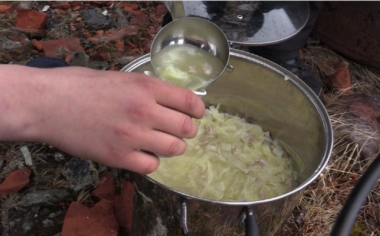 Kålsuppe i en gryte